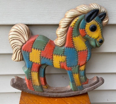 Винтаж 1970-е лоскутное одеяло лошадь-качалка пена детский настенный художественный декор - Изображение 1 из 3