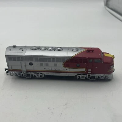 WALTHERS HO SCALE SANTA FE EMD F7A DIESEL LOCOMOTIVE #330 - TESTED & RUNS - Image 1 of 4