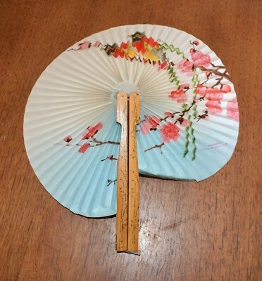 Antigo ventilador portátil plissado papel e flores de cerejeira de madeira - Imagem 1 de 4