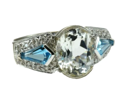 Anillo de diamantes y topacio azul brillante ovalado de oro blanco y cometa de 14K Foto 1 de 4