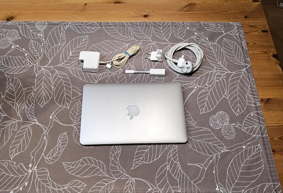 MacBook Air Modell A1465  / OS 14.3.  8 Zücken. - Bild 1 von 4