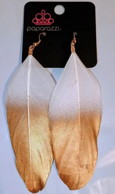Brincos Paparazzi~Penas de Carne~Branco e Dourado Leve Pendurado Festa Casual - Imagem 1 de 4