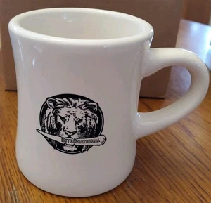 Taza de café de cerámica blanca cabeza de león sosteniendo un club / internacional escrita en ella  - Imagen 1 de 6