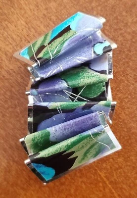 Funky Pin/broche/colgante vintage de aluminio doblado y vinilo en azules y verdes Foto 1 de 4