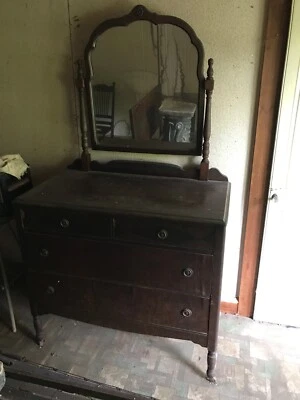 Cómoda antigua con espejo Foto 1 de 2