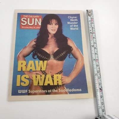 WWF "Raw is War" May 28th 2001 Calgary Sun Mini Poster Souvenir Booklet Foto 1 de 4
