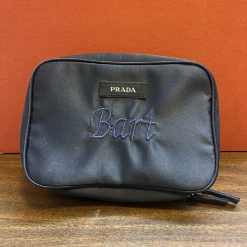 Sac de voyage Prada bleu marine foncé satin maquillage fermeture éclair autour de la poche EUC « BARBE »