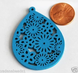 10 pendenti a goccia in legno intagliato con motivo floreale 51x39x3mm blu turchese - Foto 1 di 2