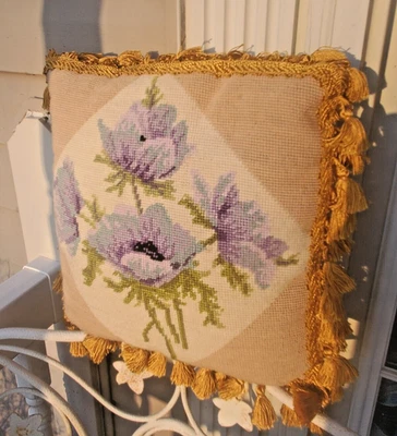 Borlas de almohada de flores cosmos lavanda púrpura punta de aguja lana hecha a mano de 12" x 12" Foto 1 de 4