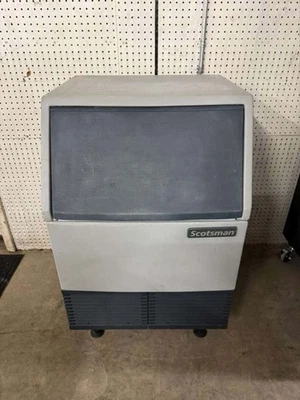 Máquina de hielo en escamas de bajo encimera refrigerada por aire Scotsman AFE424A-1A usada 115 V Foto 1 de 4