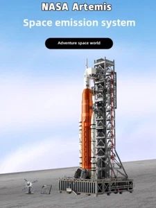 Model of Artemis rocket space launch system with assembled building blocks - Picture 1 of 12