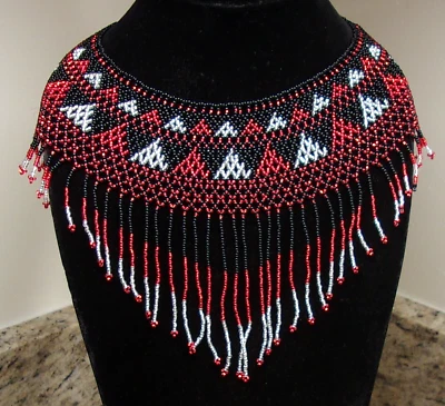 Collar con flecos de cuello de cuentas de semillas boho guatemalteco hecho a mano ~ negro, blanco y rojo Foto 1 de 4