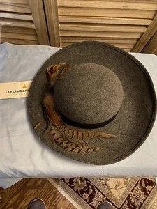 De colección Nuevo Con Etiquetas Liz Claiborne Lana Pluma Sombrero Gris Ala Enrollada Aspecto Sofisticado - Imagen 1 de 5