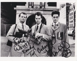 FOTO FIRMADA A MANO DE 8"X10" EN BLANCO Y NEGRO DE LA TRIPULACIÓN DE LOS CAZAFANTASMAS "UN BONITO COLECCIONABLE" - Imagen 1 de 1