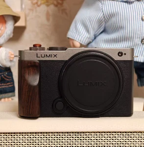 Adesivo antiscivolo manico impugnatura fotocamera legno fatto a mano per Panasonic LUMIX S9 - Foto 1 di 21