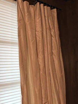 Cortinas de herrajes de restauración de relaciones públicas de seda interlineadas con peso 49"x96", rosa y blanco Foto 1 de 4