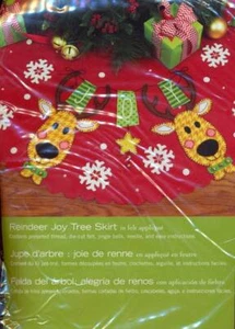 NEW DIMENSIONS REINDEER JOY TREE SKIRT FELT APPLIQUE KIT 42" IN DIAMETER - Picture 1 of 2