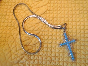 CADENA COLOR TURQUESA CRUZ SOBRE 16" DORADO - Imagen 1 de 3