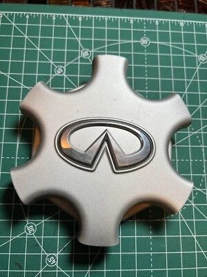 01 02 03 英菲尼迪 QX4 车轮中心盖 403423W700 银色 40342-3W700 二手。 — 第 1/4 张图片