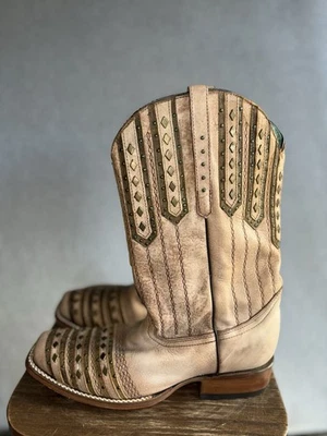 CORRAL WOMEN'S TAN/BROWN STUDDED PATCH SQUARE TOE WESTERN SZ 10 M BOOTS C2991 - Image 1 of 4