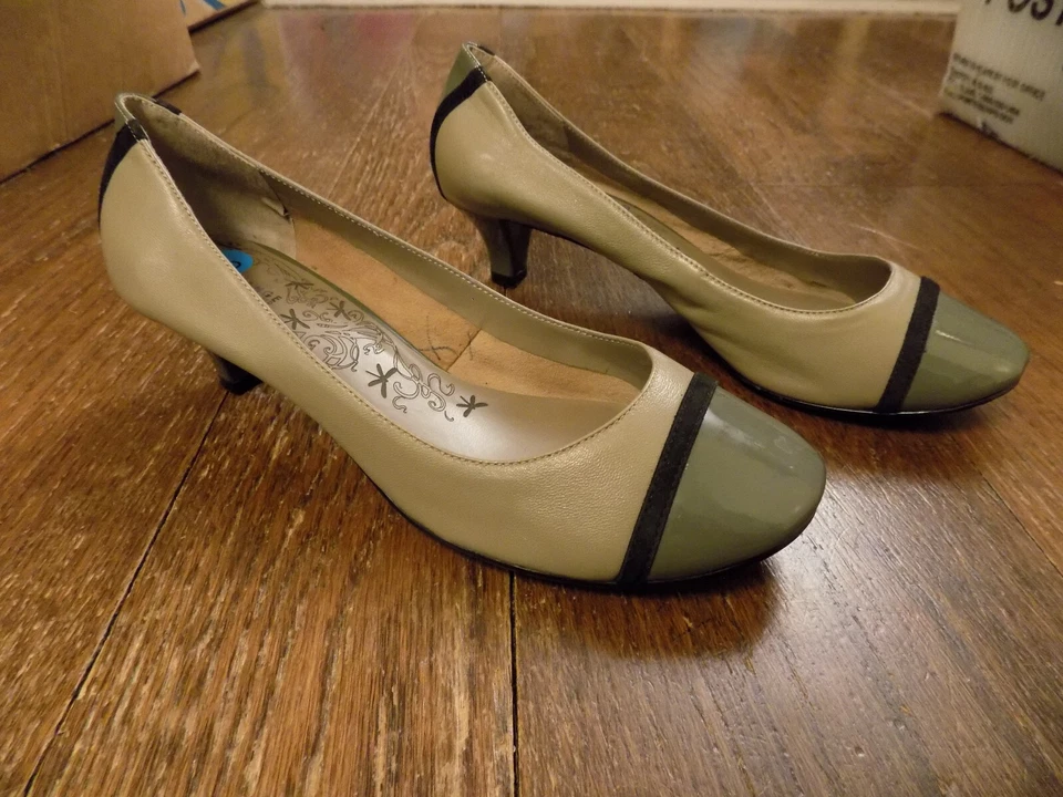 Zapatos de salón Exchange Charles David Olive charol puntera gamuza negra 1,5" tacón 6 Foto 1 de 4