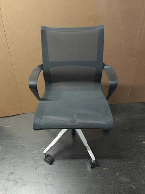 Herman Miller Setu 灰色 办公桌 网眼椅 网眼 灰色 网眼 灰色 框架 — 第 1/4 张图片