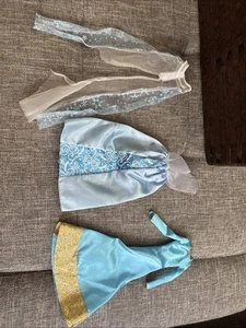 Disney Prinzessin Barbie Puppe Kleid 2 Stück und ein Schal blau - Bild 1 von 4
