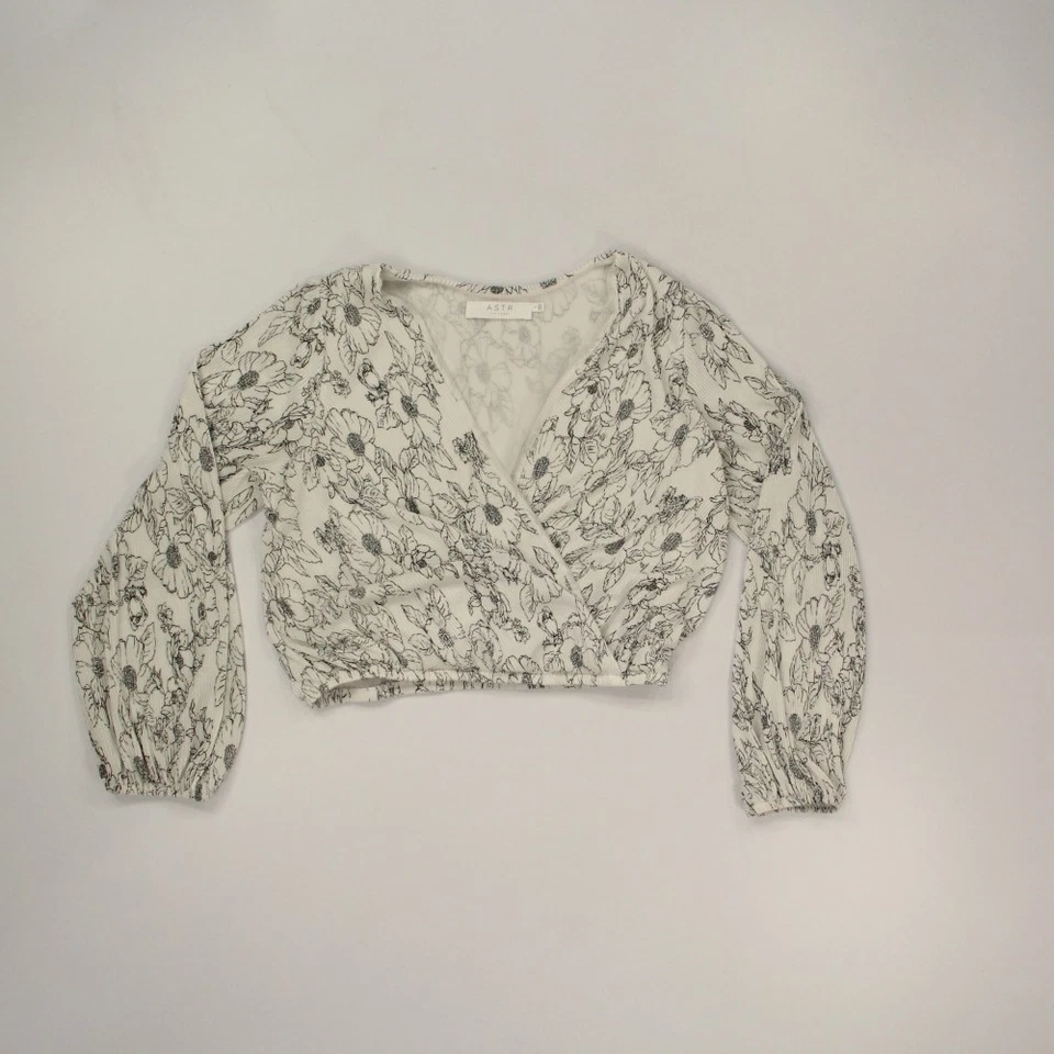 Blusa top plisada envolvente sintética ASTR The Label talla grande blanca negra manga larga Foto 1 de 4