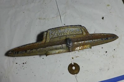 (C) 1951 "Pontiac Eight" Chieftain Catalina techo rígido emblema maletero, necesita restauración Foto 1 de 4