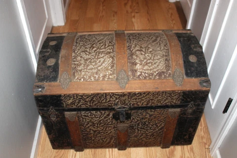 ANTIQUE VICTORIAN CAMEL BACK EMBOSSED METAL WOOD STEAMER TRUNK L 28" H 19.5" SM Cover