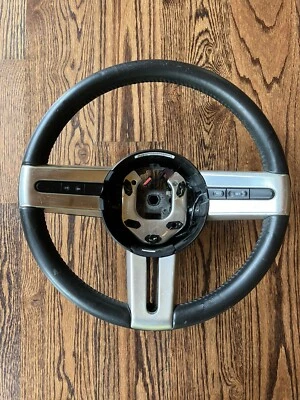 Volante de cuero para conductor Ford Mustang 2005-2009 2006 2007 con controles OEM Foto 1 de 4