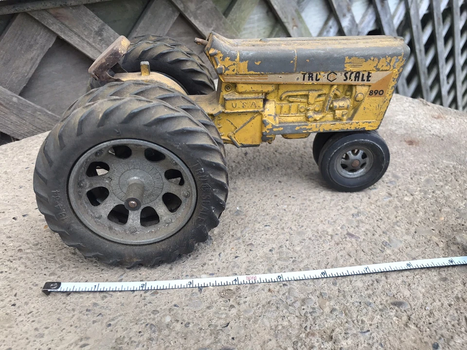 Vintage  Tru-Scale Yellow 890 Tractor 1/16th Original Narrow Front Double Back - Image 1 of 4