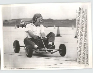 Foto de prensa militar 1959 de la Fuerza Aérea General Curtis E Lemay Rides GO-KART - Imagen 1 de 2