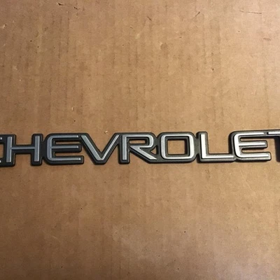 Chevy Silverado 1992-07, Blazer y Tahoe puerta trasera palo en emblema OEM Foto 1 de 3