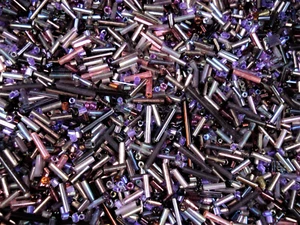 Bugle Beads Mix 100g Purples Glass Tubes Jewellery DIY Jewelry - Bild 1 von 2