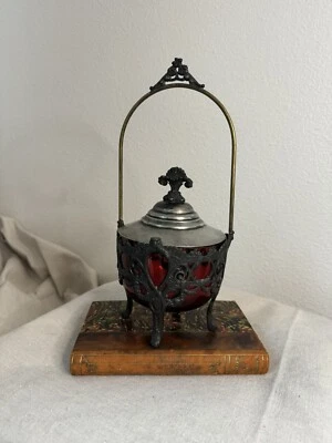 Ricino de azúcar de vidrio rojo con patas de metal fundido vintage adornado floral y detalles de desplazamiento Foto 1 de 4