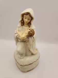 Estatuilla de porcelana María con el Niño Jesús caja de baratija con borde dorado forma de corazón - Imagen 1 de 11