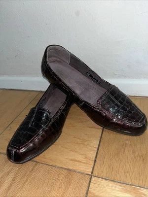 Zapatos mocasines Clarks para mujer con estampado de cocodrilo sin cordones de charol talla 9 Foto 1 de 4