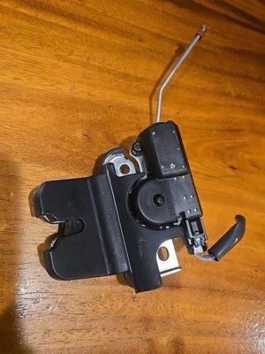 98-05 LEXUS GS300 GS400 GS430 TRAVA DE TRAVA DE TAMPA DE PORTA-MALAS TRASEIRO FABRICANTE DE EQUIPAMENTO ORIGINAL P7903b178 - Imagem 1 de 2