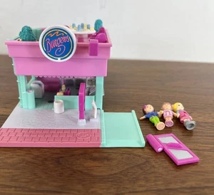 Polly Pocket Bluebird Pollyville Drive-Thru 1994 soporte para hamburguesa incompleto 3 figuras - Imagen 1 de 22