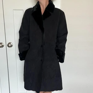 Vintage DKNY schwarzer Damenmantel mit Kunstfelllinie Größe 10 ~ Mob Wife - Bild 1 von 8