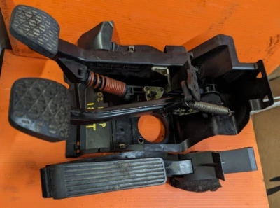 2002 梅赛德斯-奔驰 C230 Coupe 手动踏板组件,原始设备制造商 — 第 1/4 张图片