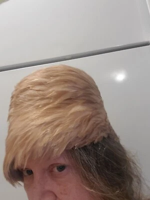 РАСПРОДАЖА! БЫЛО 100. ВИНТАЖНЫЙ 60-Х ЖЕЛТОВАТО-КОРИЧНЕВЫЙ ПЕРО ШЛЯПА - Изображение 1 из 4