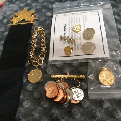 Mary Kay Prendedores, Pulsera, Cinta, Felicitaciones Gran Lote Coleccionable Foto 1 de 4