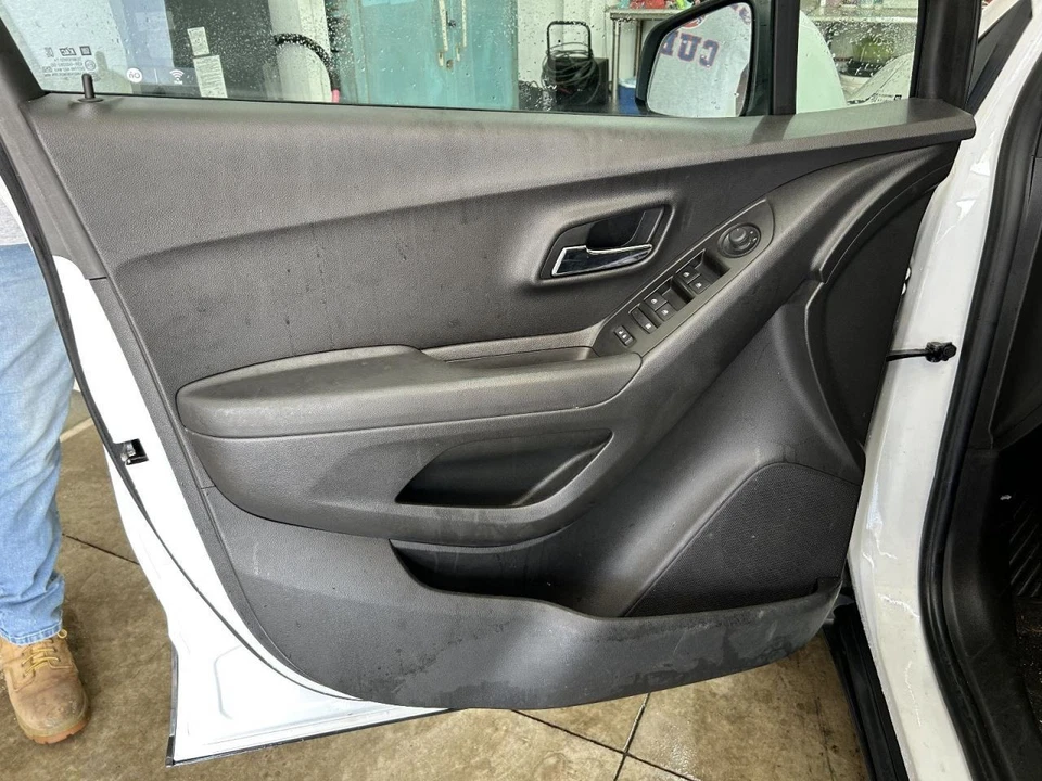 Chevrolet Trax 2020 panel de moldura de puerta delantera del lado del conductor Foto 1 de 4