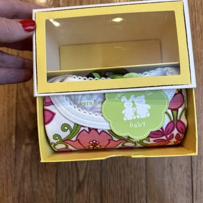 Vera Bradley Ruffle 紧身衣 - Lilli Bell 6 - 9 个月 - 全新带盒 - MSRP(28.00 美元) — 第 1/4 张图片