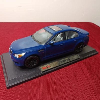 Maisto BMW M5 azul 4 puertas techo rígido con techo corredizo coche fundido a presión 1:18 coleccionable Foto 1 de 4