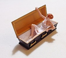 Preiser 29112 Weiblicher Vampir Sargdeckel hebend H0 1 Figur, handbemalt, 1:87
