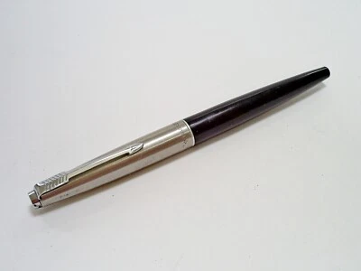 VINTAGE BLACK PARKER 45 CLASSIC CT CONVERTER FOUNTAIN PEN/14K GOLD MEDIUM NIB - Image 1 of 4