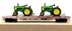 HO WALTHERS TRAINLINE 931-1608 50' FLAT CAR 2 DEERE 720 TRACTORS SOO LINE WEATHE - Picture 1 of 2